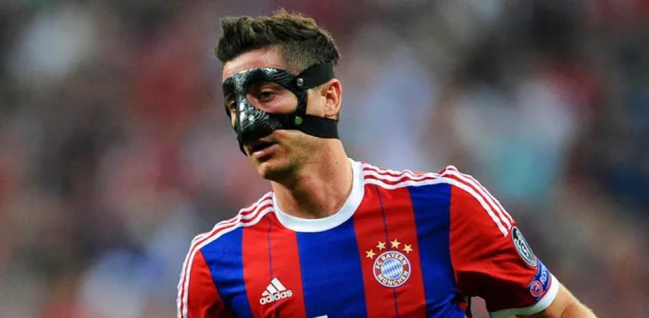 莱万上次戴面具：一点也不好受，影响我观察皮球和对手